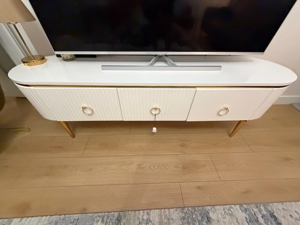 Modern Beyaz Gold TV Ünitesi – Çok Temiz Durumda