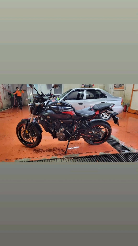 YAMAHA MT07 - 5