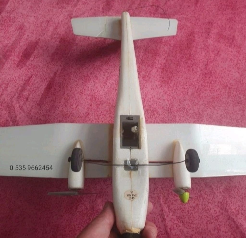 Uzaktan kumandalı model uçak. 110 cm anten - 2