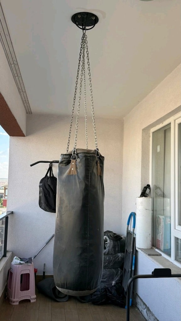 Tüm malzemeleri yanında kum - boks torbası