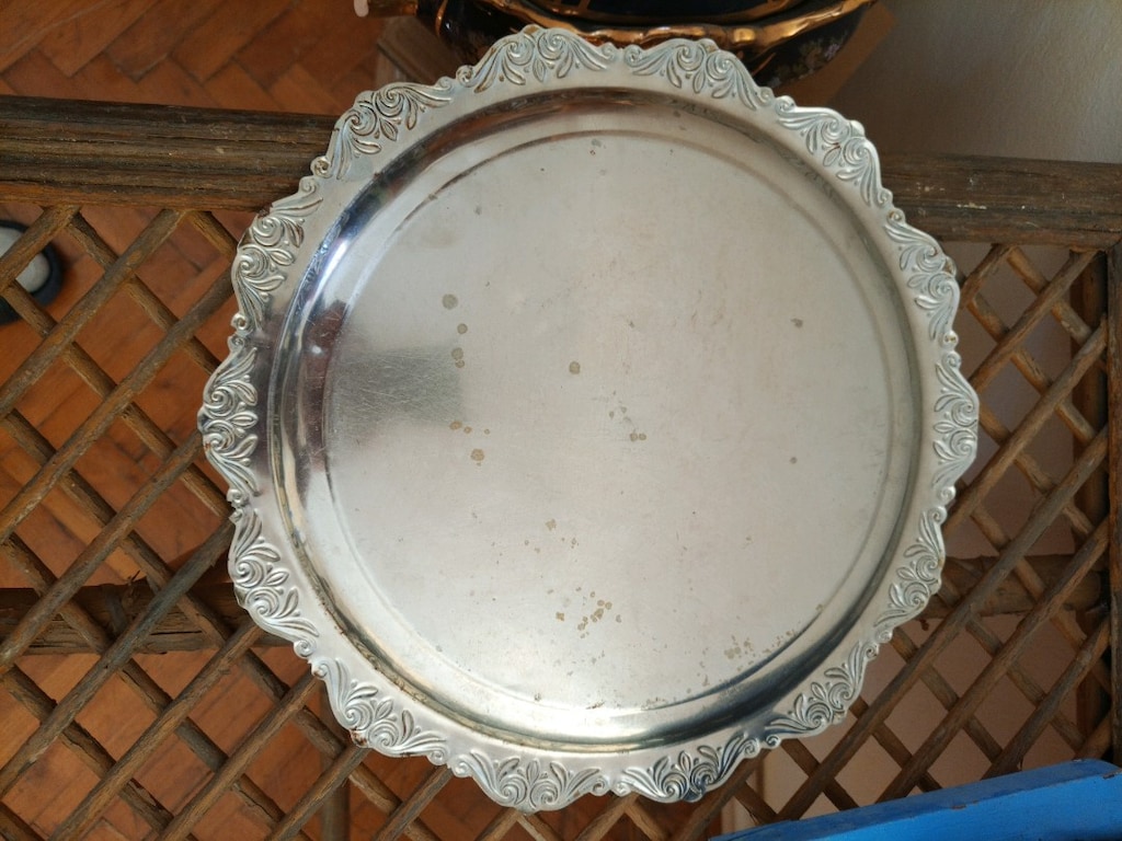 Vintage / Kullanılmış Yuvarlak Metal Servis Tepsisi – İşlemeli - 2