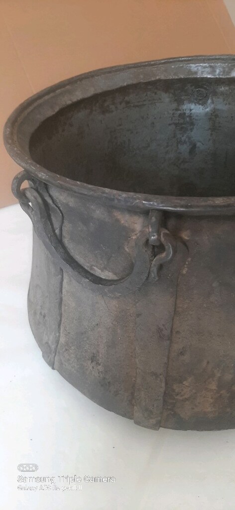 Antika. Bakır büyük şömine kazanı. Kurumu üzerinde. 1950 yıllarına ait - 2