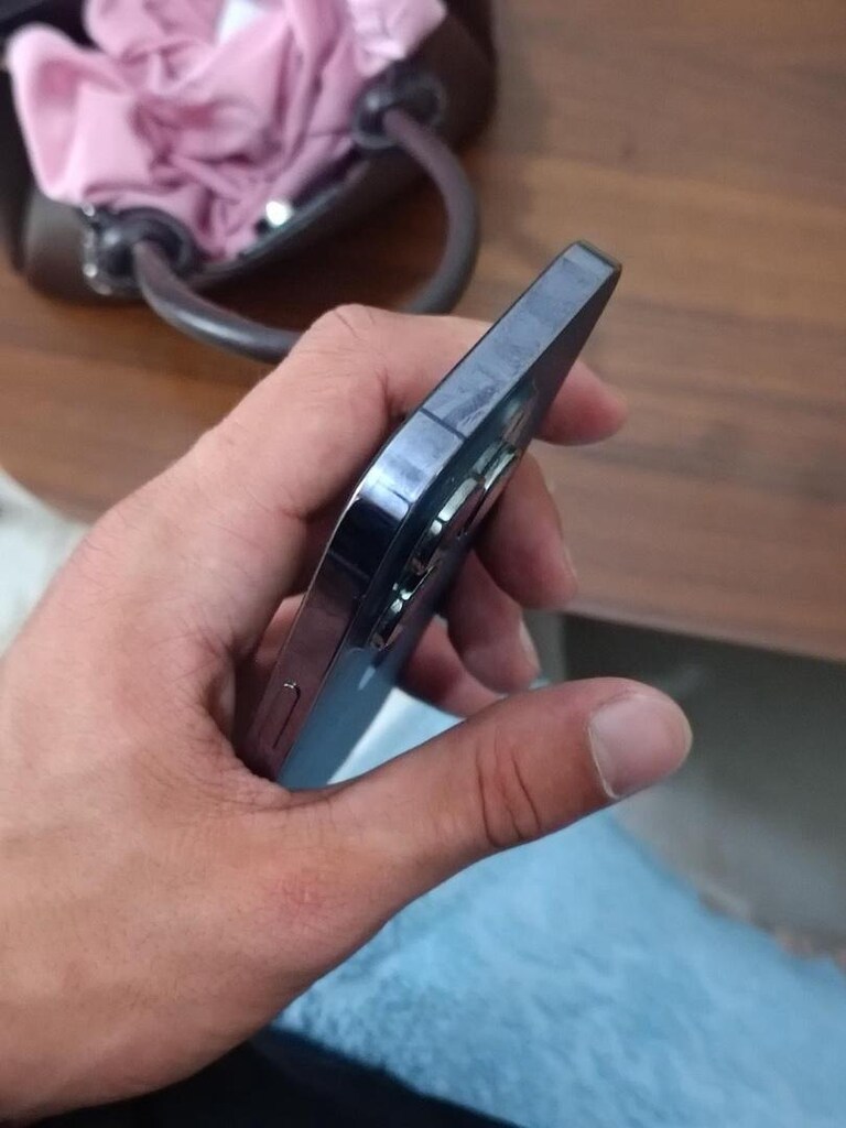 İphone 14 Pro Sorunsuz Arka Camında Kılacağaz Bir Çizik Var - 4