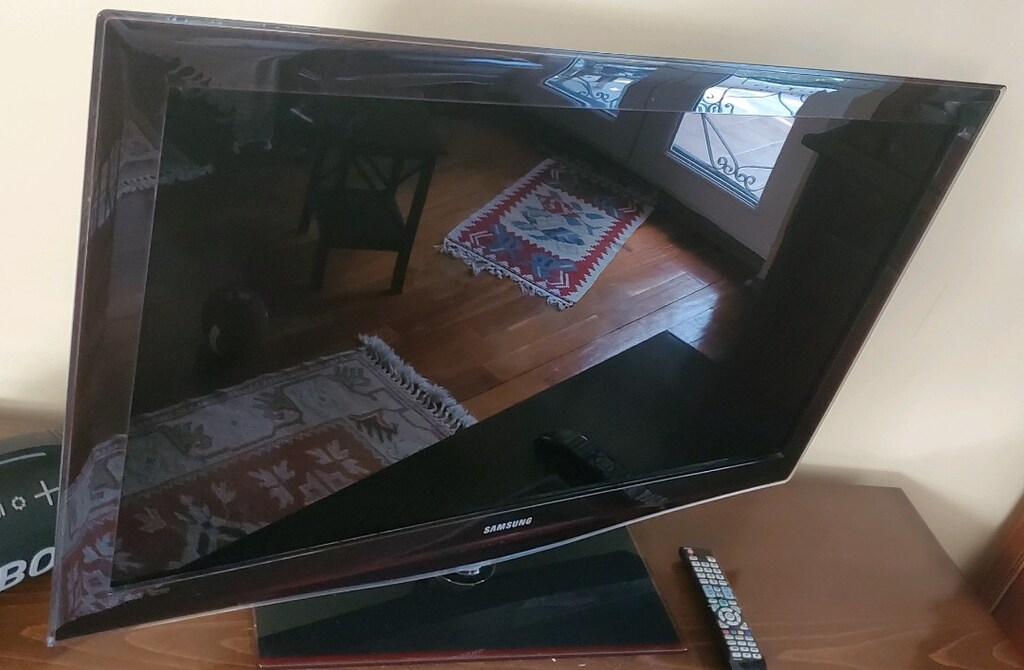SAMSUNG Full HD LCD Television