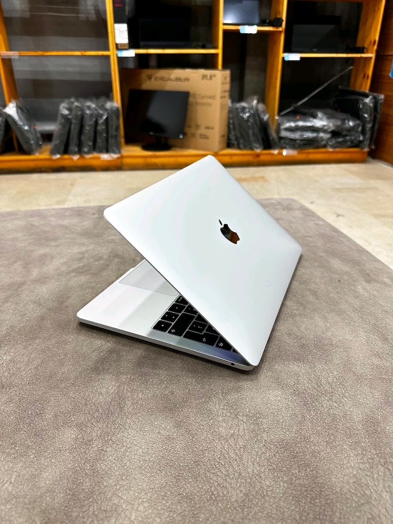 Macbook Pro Intel i5 8 GB RAM 2 K Retina ekran - 9