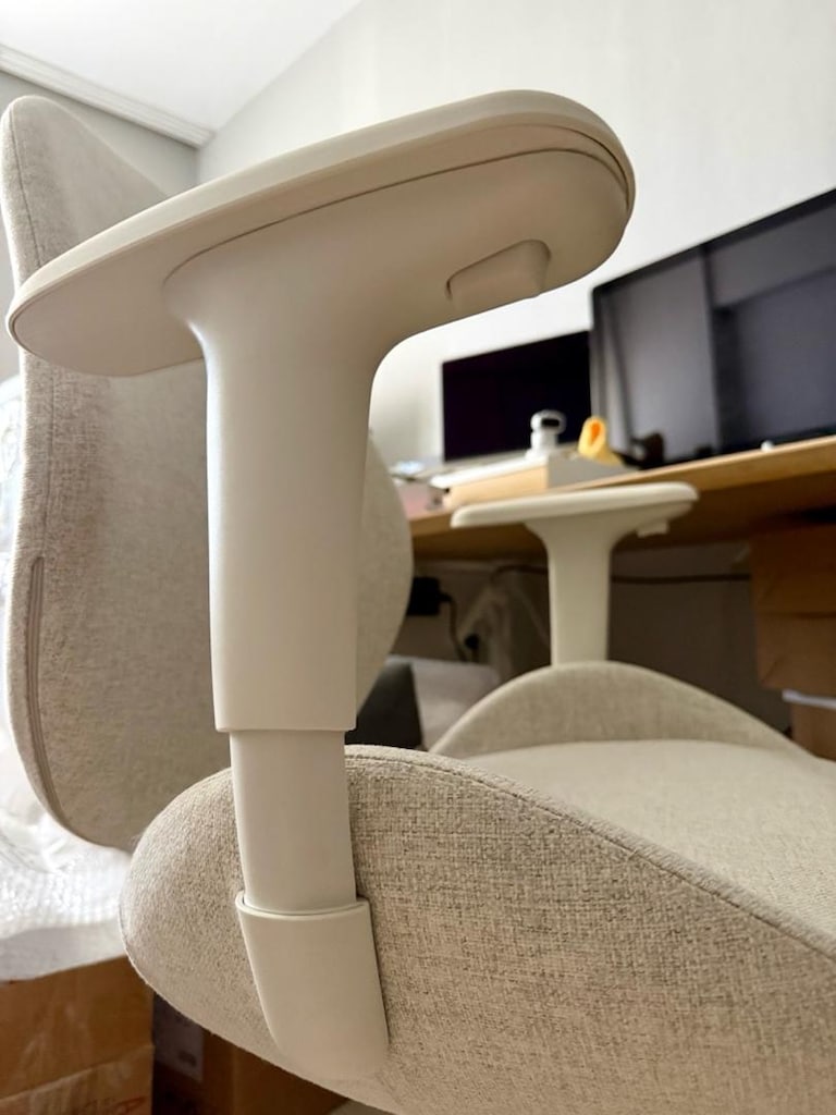 Gri ve Bej iki adet IKEA Hattefjall kolçaklı çalışma sandalyesi - 10
