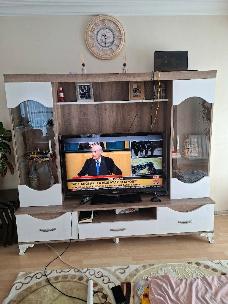 LED IŞIKLI CAM RAFLI ÇEKMECELİ TV ÜNİTESİ - 5