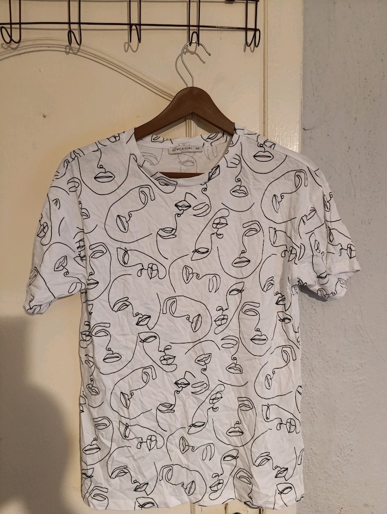 Minimalist Çizgi Desenli Beyaz Tişört (xs)