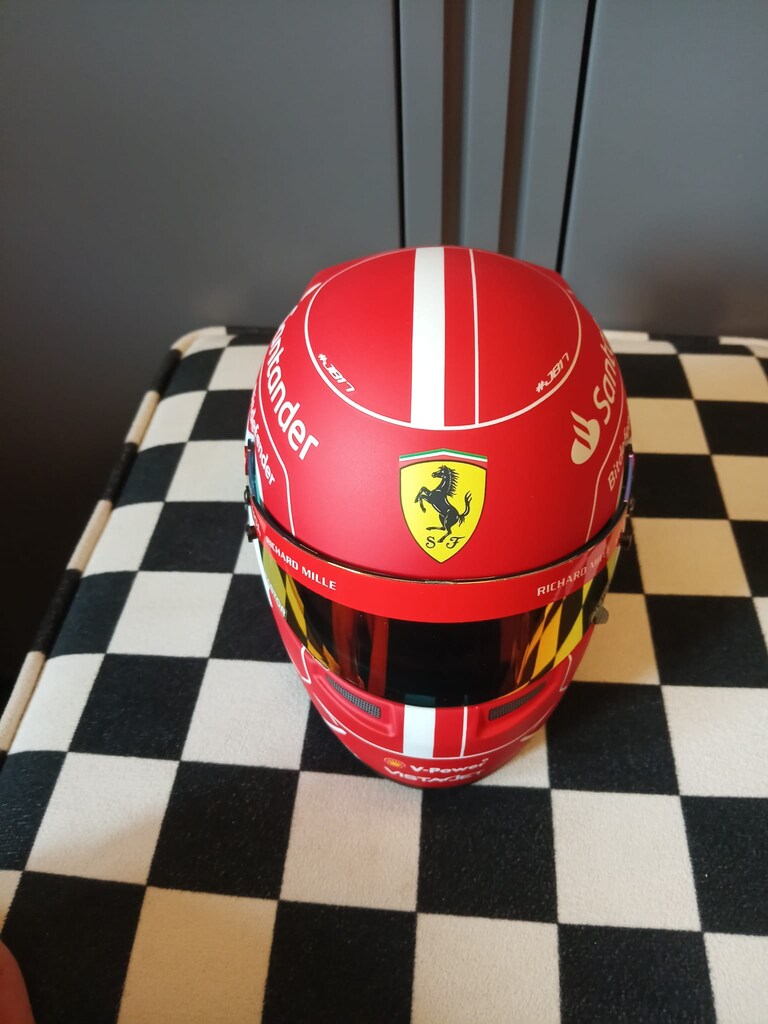 Leclerc 2023 Ferrari Sezon Kaskı Formula 1 F1 1:2 Model Kask