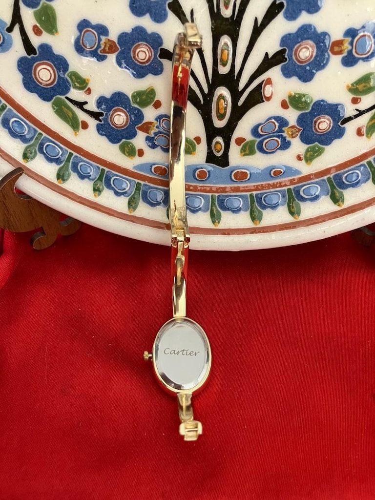 Cartier Altın Tonlu kelepçe kordonlu Oval kadın Saat - 9