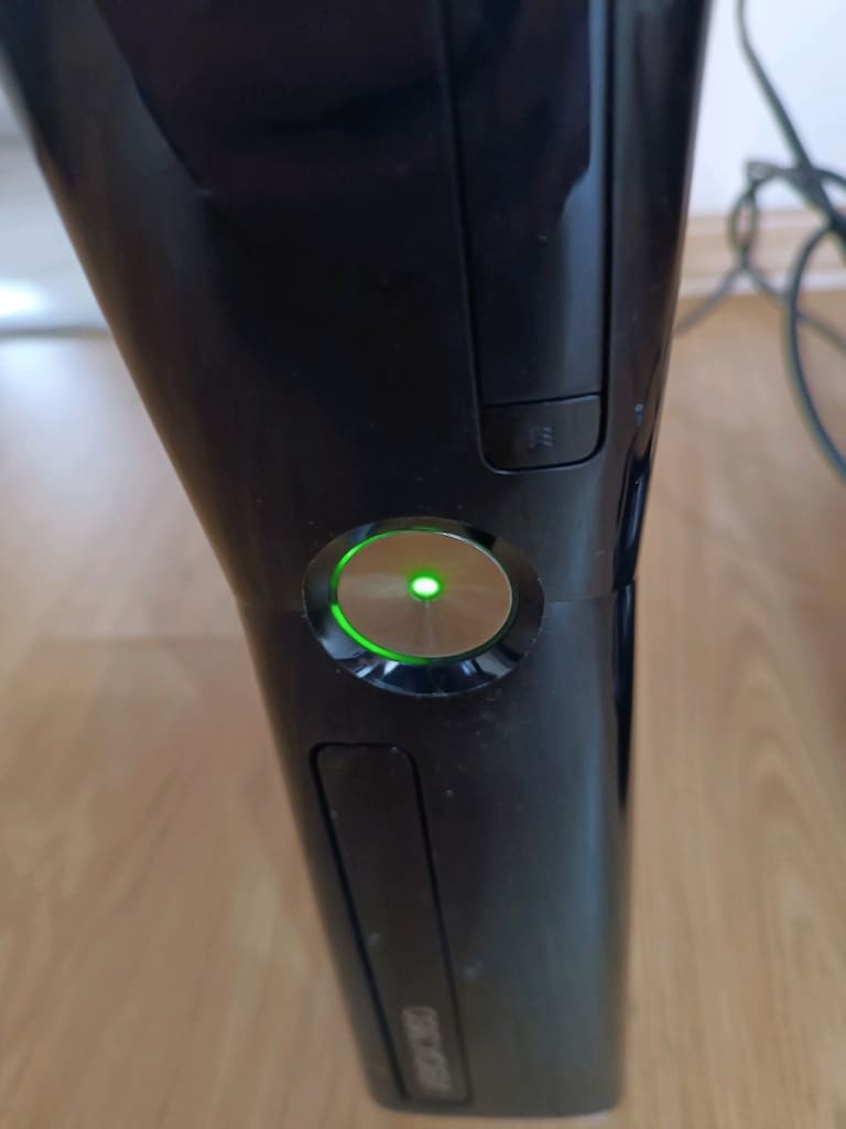 Xbox 360 Oyun Konsolu ve Kontrolciler - 4