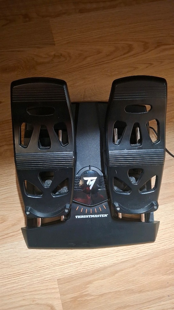 Logitech G Flight Yoke System + Thrustmaster TFRP Rudder Pedal - 12