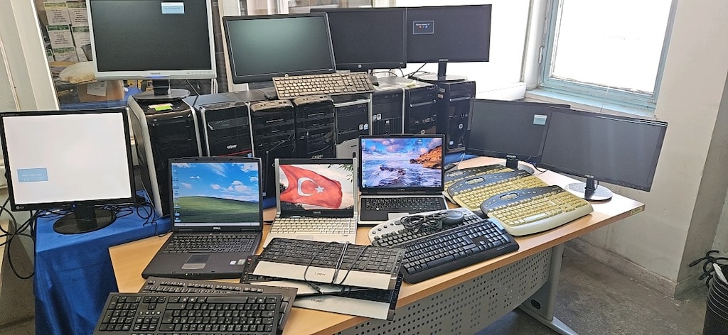 Bilgisayar monitör notebook klavye ve mauslar - 12