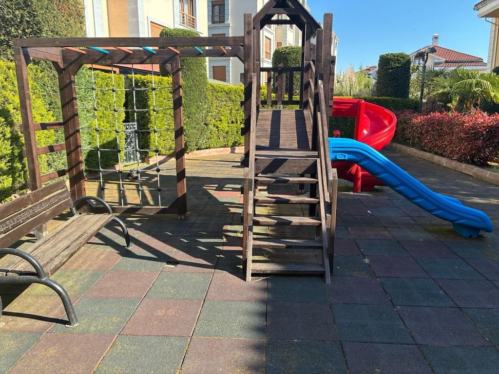 çocuk parkı . kırık aksamı yoktur.