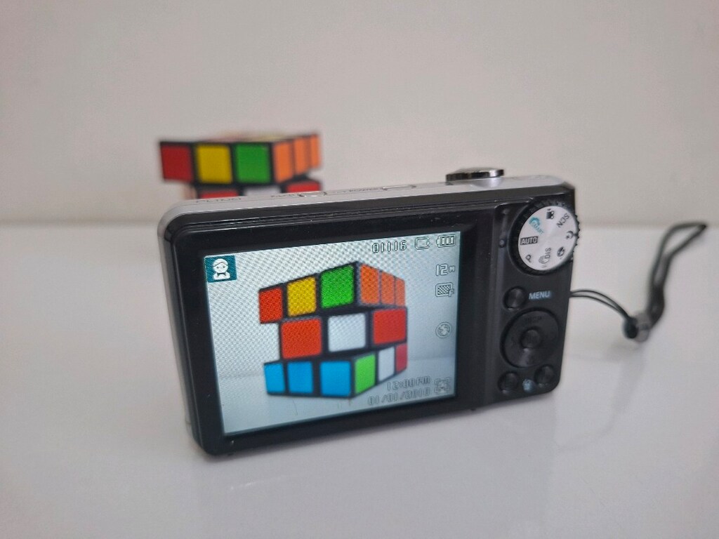 Samsung PL100 Dijital Fotoğraf Makinesi 12.2 Megapiksel Çift Ekranlı - 5