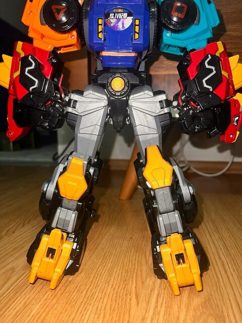 Bu bir Dinocore Ultra D-Saber oyuncak robotudur