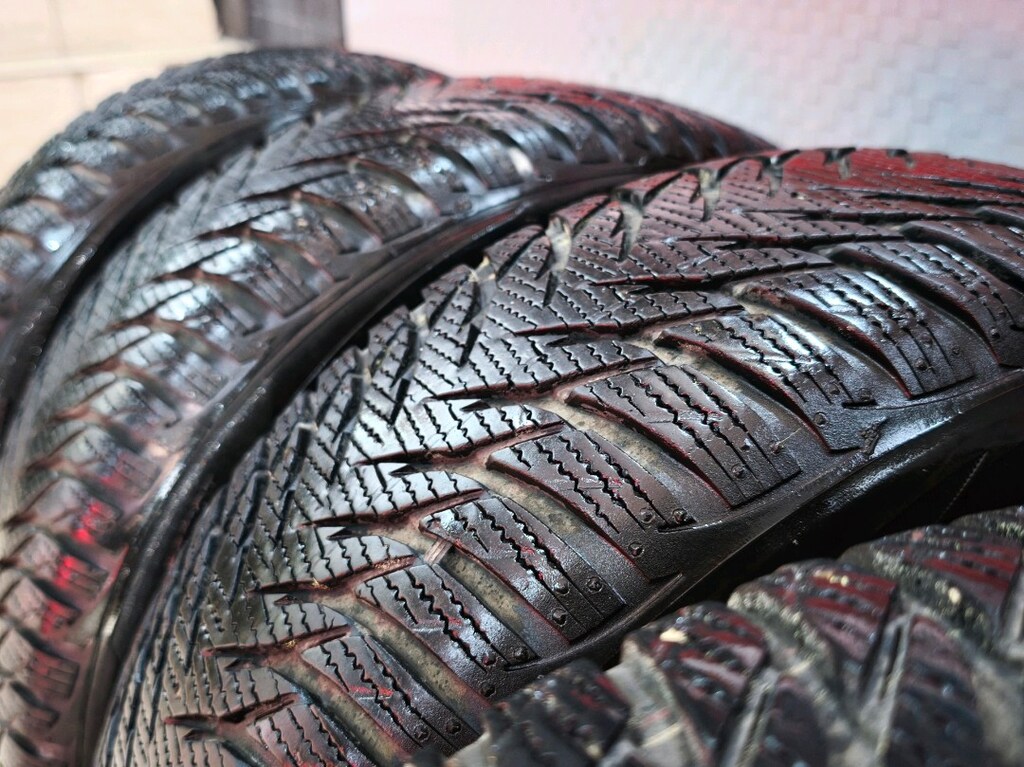 Goodyear ultra grip 8 205/55/16 91H - 3