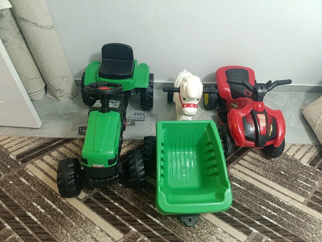 akülü ATV pedallı römorku traktör ve sallanan at