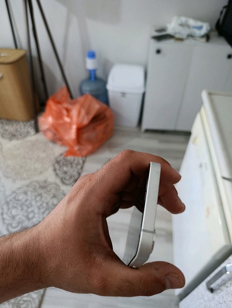 Tertemiz iPhone 16e - 2