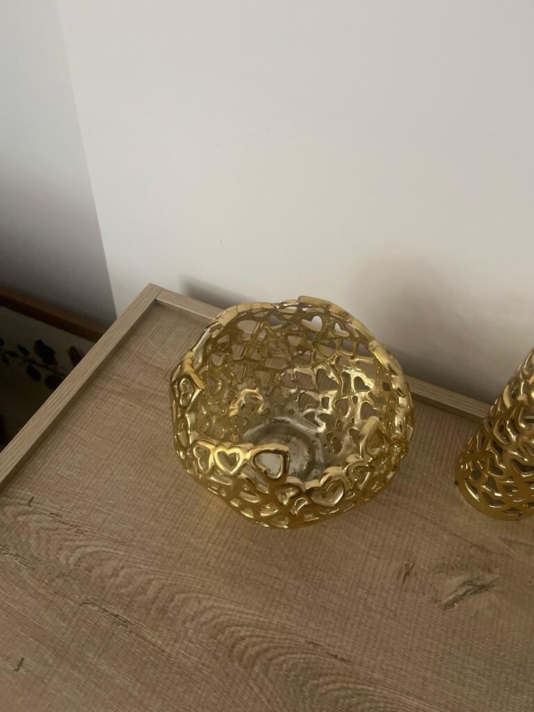 ortasına büyük silindir mum koyuluyor duvarda kalp yansıması çıkıyor - 3