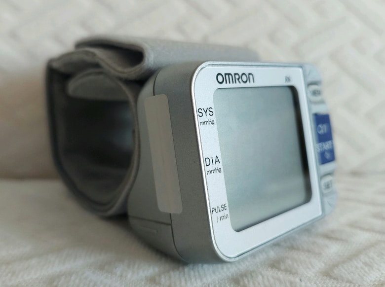 Omron R6 Bilekten Tansiyon Ölçme Aleti - 2