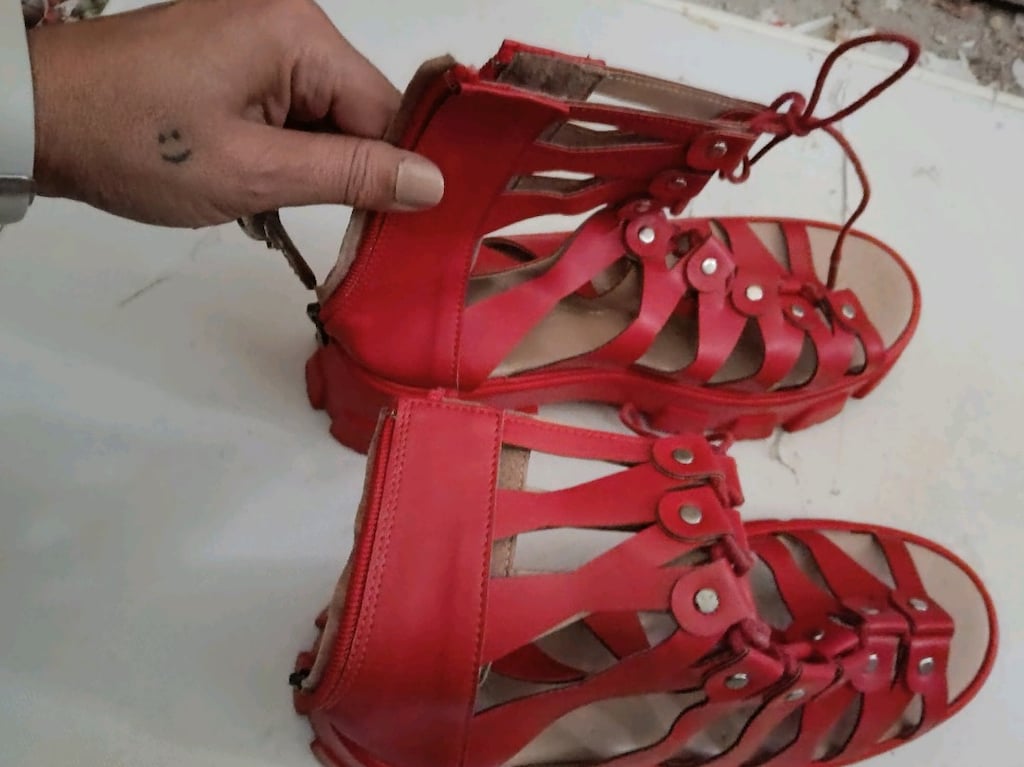 kırmızı tarz bot sandalet