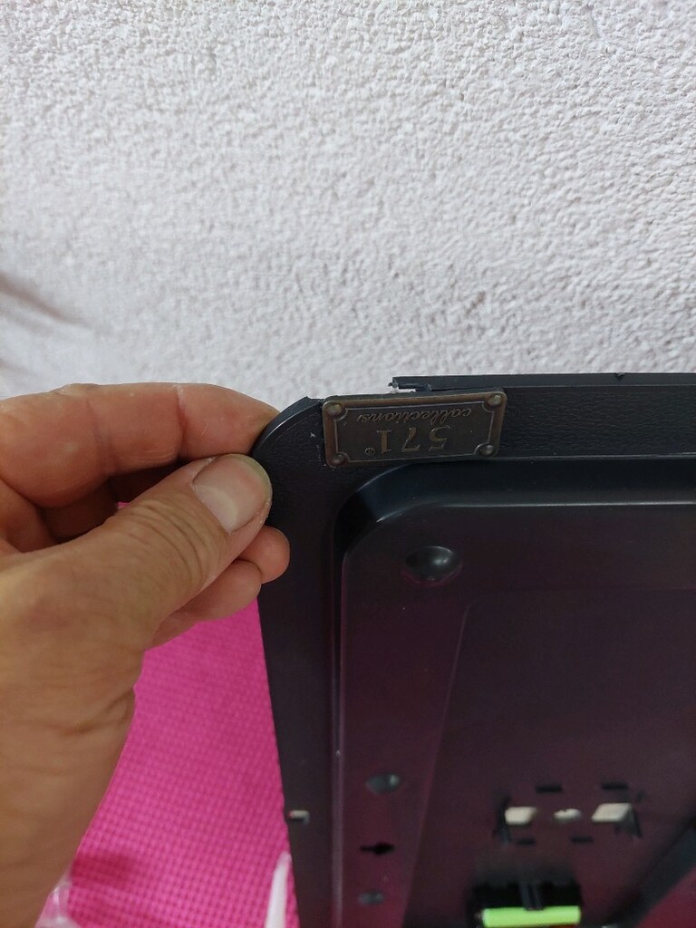 Madam Coco duvar saati. Alt köşesinde küçük bir deforme var. - 10