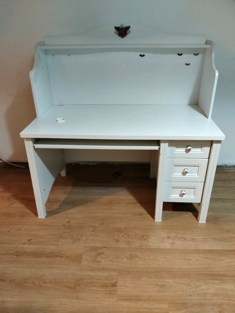 Çalışma Masası – Beyaz -Masa Ölçüleri: 100 x 130 cm -Üst raflı kısmı ç - 5
