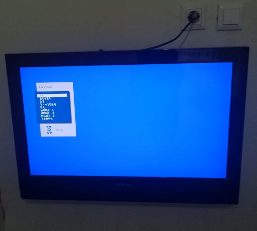GRUNDIG LCD TV - 2
