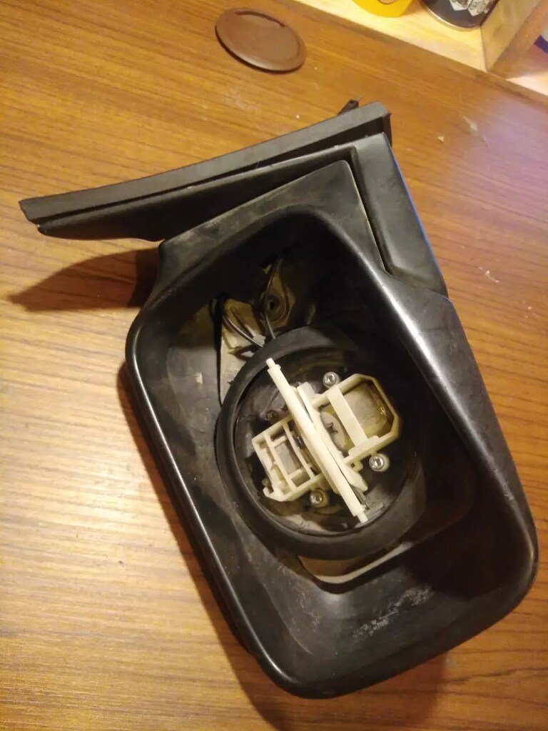 BMW E30 SOL AYNA SADECE CAM EKSİK - 2