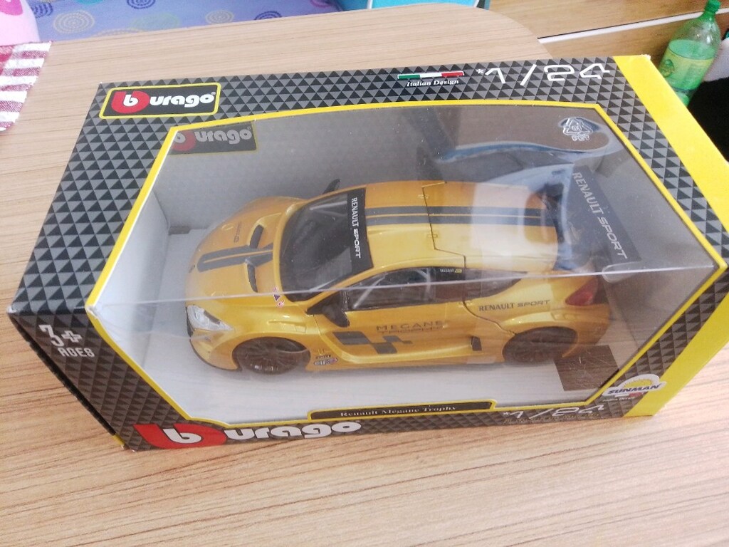 1:24 ölçekli Burago lisanslı Renault Megane Otomobil - 3