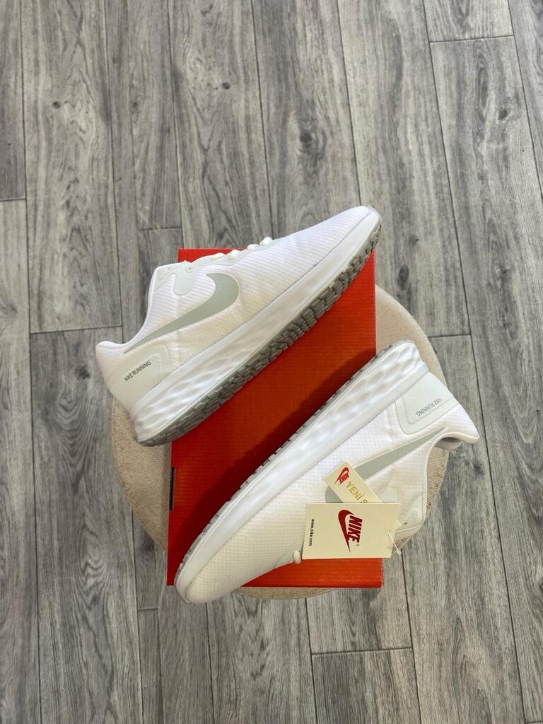 Nike Revolution - 3