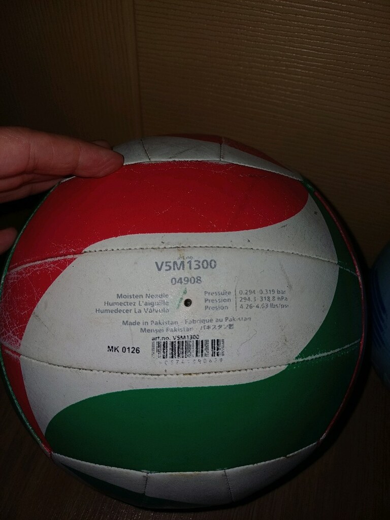 Voleybol topu ve plastik futbol topu - 2