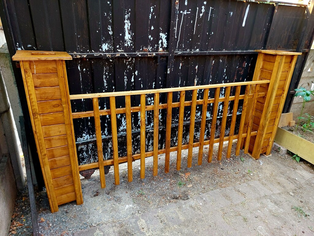 Ahşap dükkan önü çit ve çiçek saksı - 11