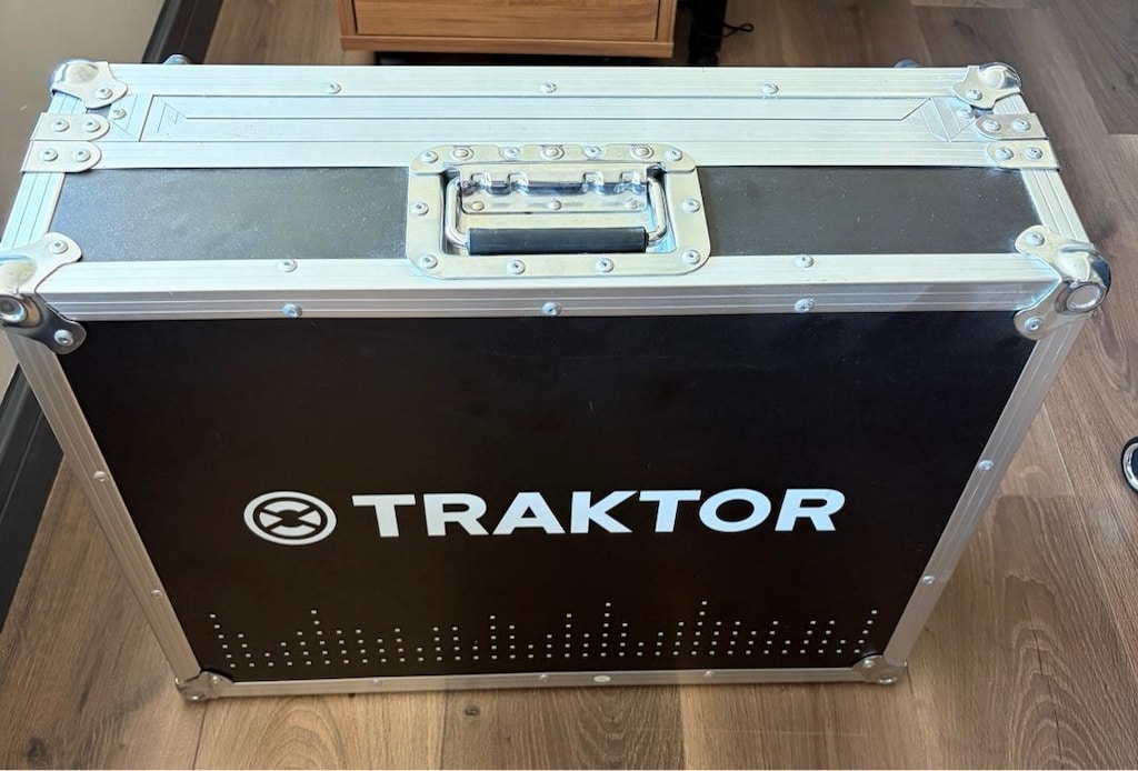 Traktor Kontrol S4 MK1 DJ kontrol cihazı/mixer (ve sert taşıma çantası - 4