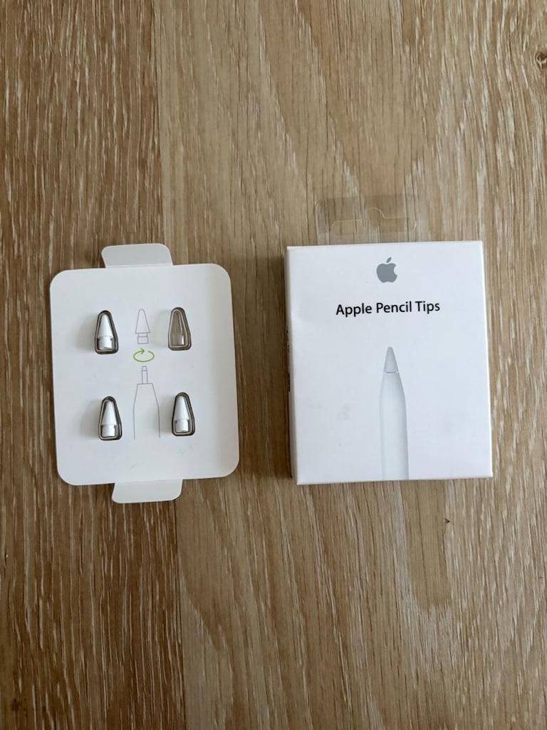 2. nesil Apple Pencil ve yanında Apple Pencil uçları - 2