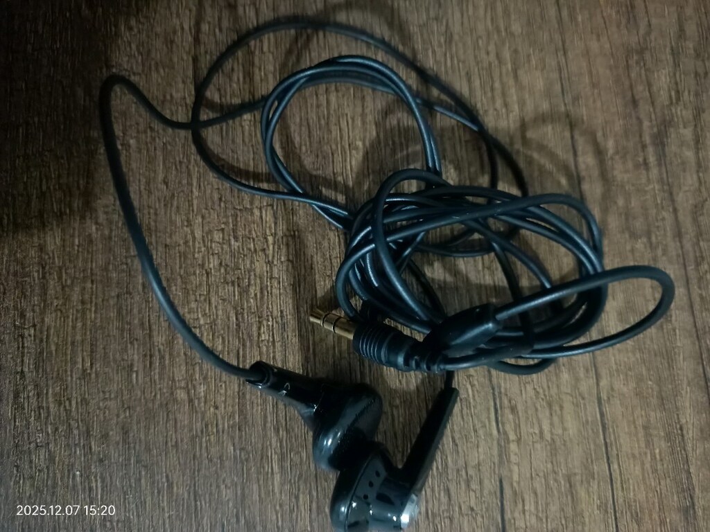 ESKİ VE YENİ CEP TELEFON ŞARJ ÇİHAZLARI VE KULAKLIKLA - 3