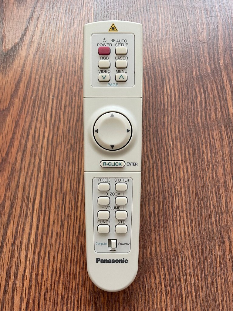 Panasonic PT-L712E Projektör ve Lazer pointerlı kumanda - 6