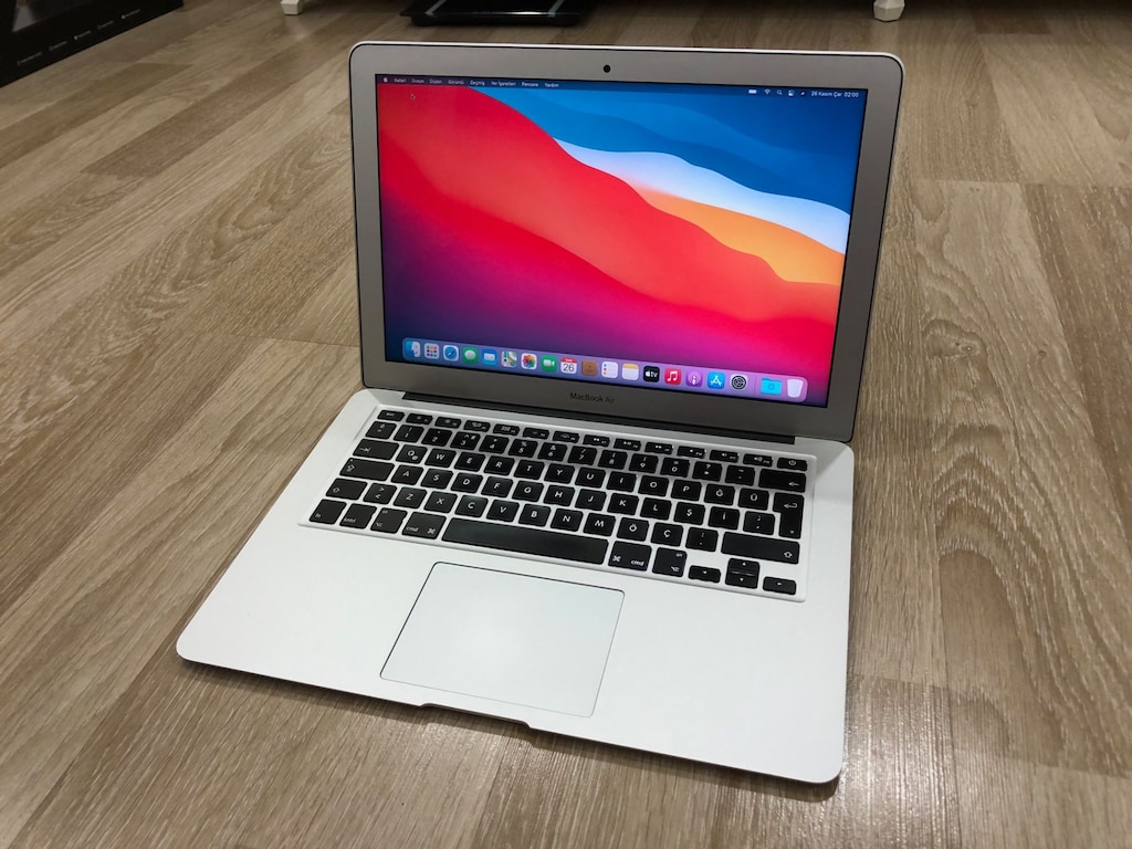 APPLE MACBOOK LAPTOP 2017 - 2