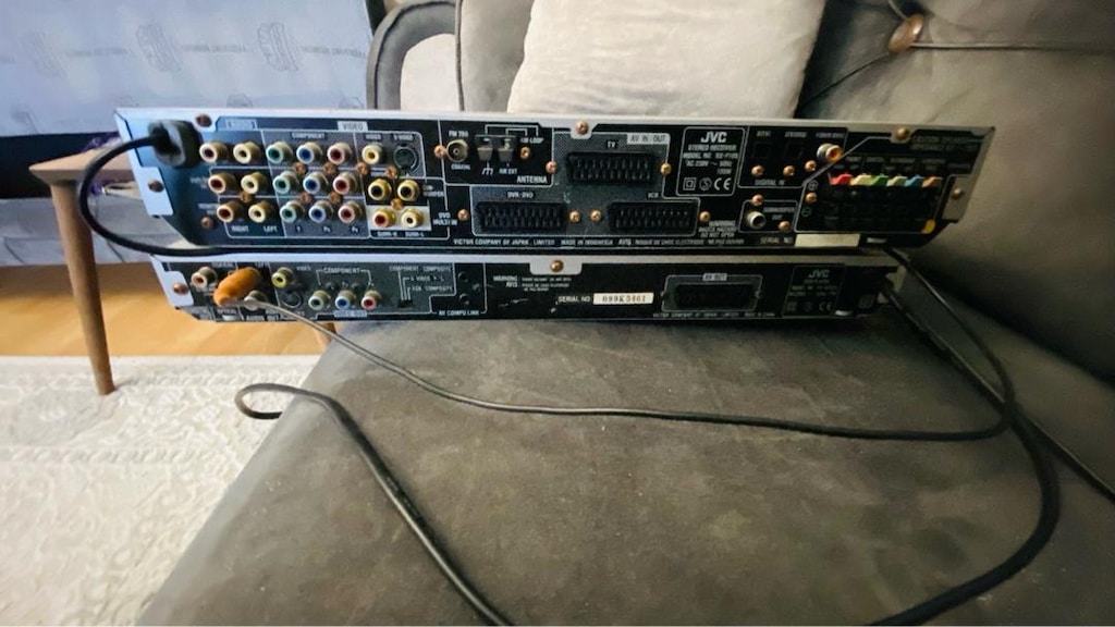 JVC DVD AV kontrol alıcısı/amplifikatör, alttaki ise uyumlu bir DVD - 2
