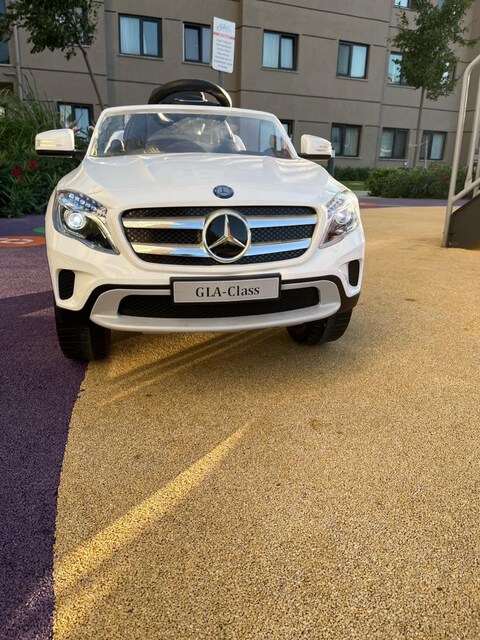 Mercedes akülü araba