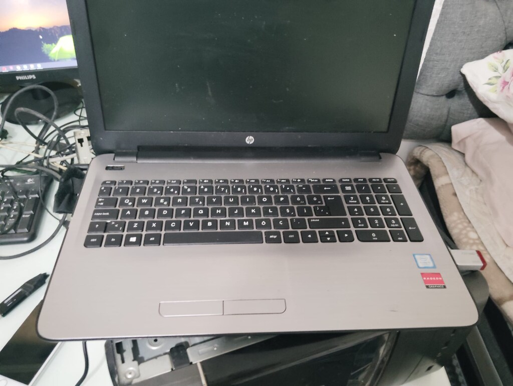 HP 250 G6 i5 7. Nesil 16GB RAM 256 GB SSD AMD RadeonR5 M330 2GB - 2