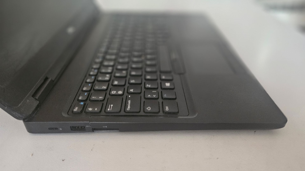 Dell Latidute 5590 İ7 8.Nesil 8 GB Ram 512 GB SSD 15.6" FULL HD - 6