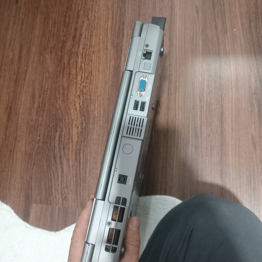 Koleksiyonluk çiziksiz laptop çalışıyor - 4