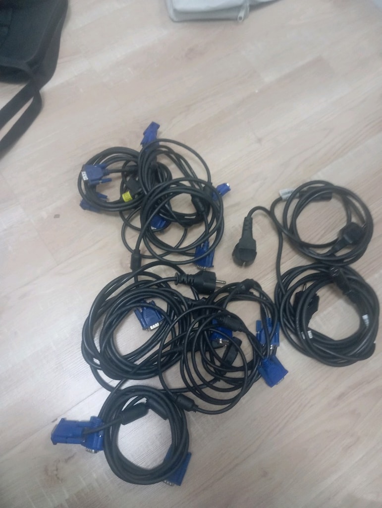 220 enerji ve VGA KABLOLARI - 2