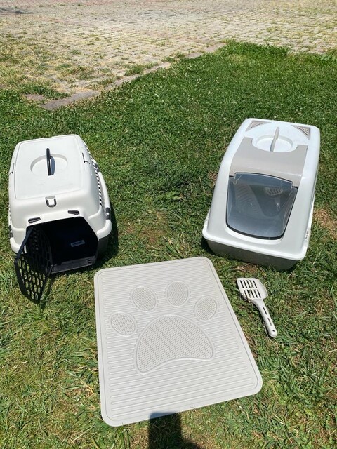 Kedi başlangıç seti. Kapalı tuvalet, taşıma çantası, paspas, kürek.