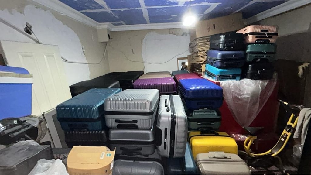 BÜYÜK BOY VALİZLER 1000₺ SADECE BÜYÜK BOY NE ALIRSAN 1000 0 AYARINDA