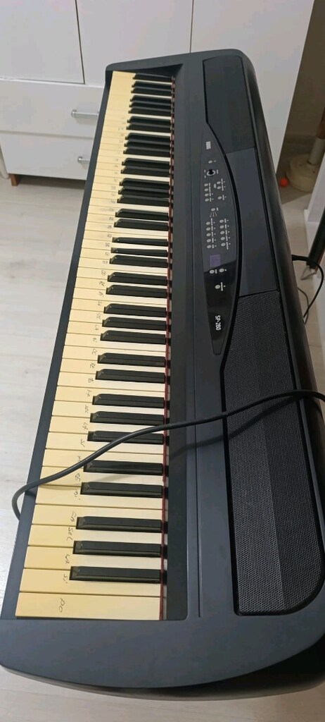 Korg SP-280 dijital piyanodur. - 8