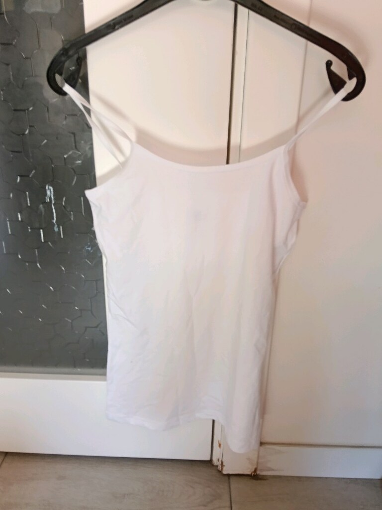 beyaz ince askılı atlet toplam 4 tane tanesi 55tl - 2