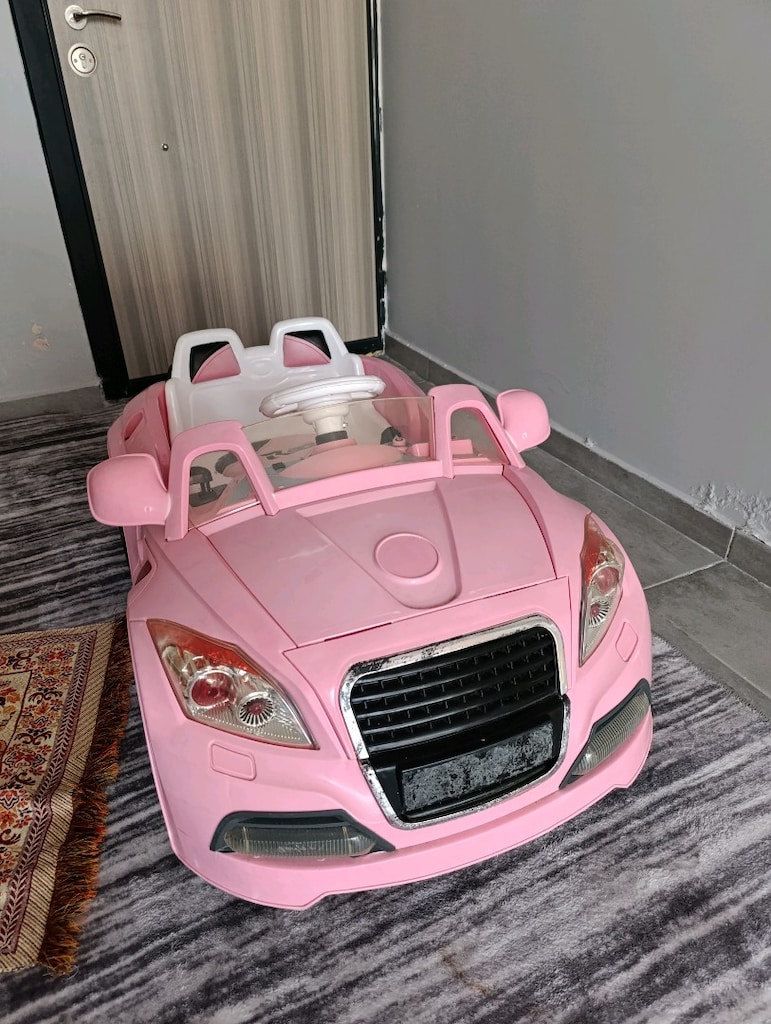 PEMBE AKÜLÜ ARABA 12 VOLT( AKÜSÜ BİTTİ)